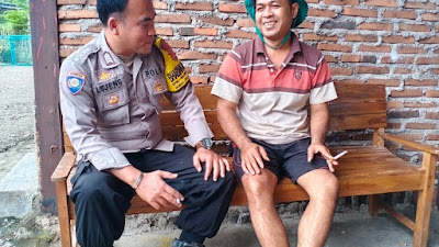 Sambang Kamtibmas, Bhabinkamtibmas Polsek Puloampel Polres Cilegon Polda Banten Kunjungi Warganya