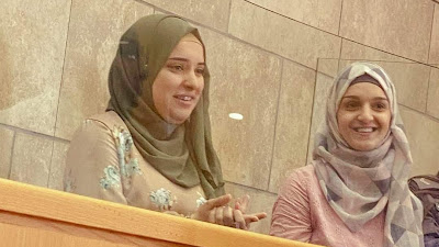 Senyum 2 Gadis Palestina Di Hadapan Pengadilan Israel, Mereka Sudah Dipenjara 6-7 Tahun (2/3 Hukuman), Ditangkap Israel Saat Masih Kanak-kanak 