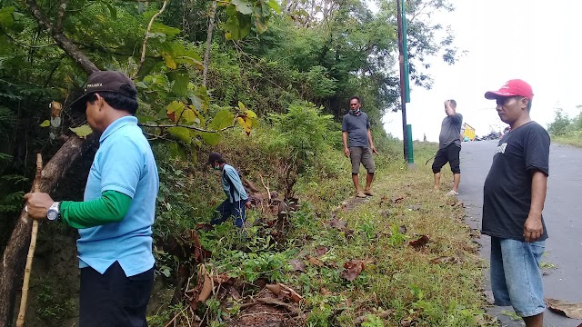 Dalam Rangka Menyambut Bulan Puasa:Warga Kedungpoh Giat Bersih-Bersih Jalan Ruas Nglipar-Ngawen