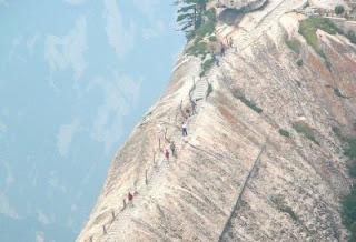 sursa:http://damncoolpics.blogspot.com/2006/10/worlds-most-dangerous-tourist-route.html