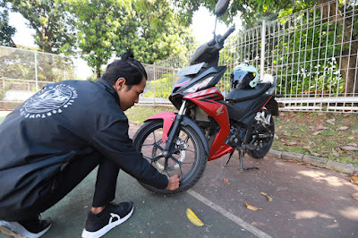 Pengecekan sepeda motor sebelum ditinggal mudik.