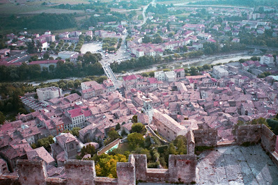 Blick von Burg Crest auf die gleichnamige französische Stadt