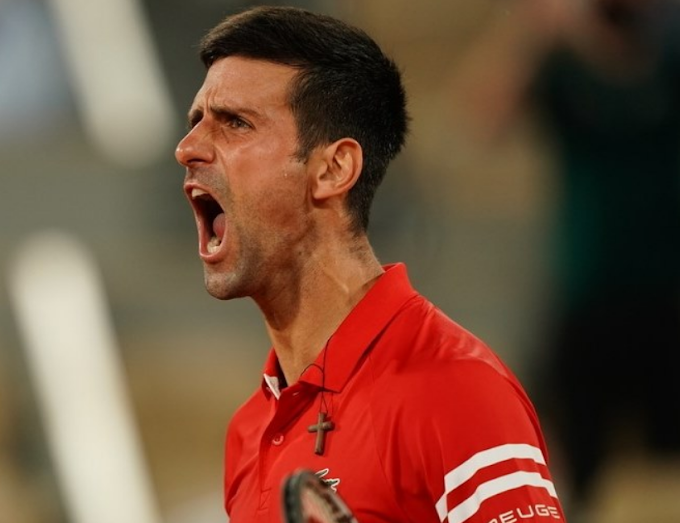 Roland Garros: Tsitsipas e Djokovic volano in finale