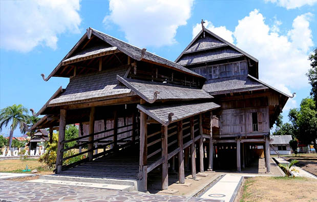 Rumah Adat NTB Istana Dalam Loka Gambar dan 