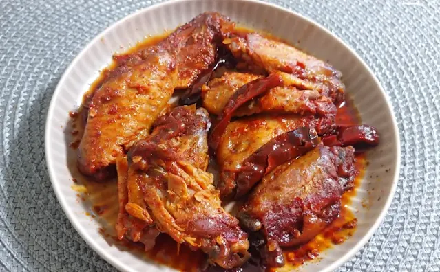 양념-소스가-바닥에-흥건한-닭날개-요리-한-접시