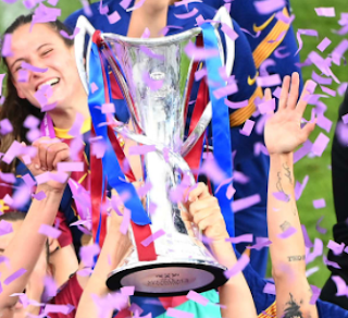 FC Barcelona lifts the UEFA Women's Champions