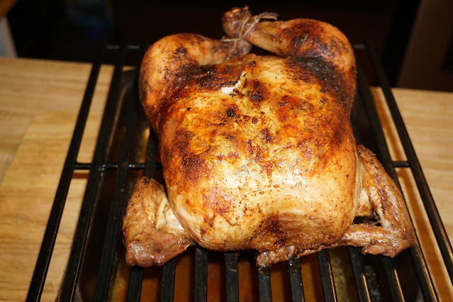 Este pollo está sazonado debajo de la piel. De esta manera queda el pollo con mucho sabor interiormente.