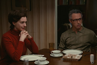 (L to R) Anne Hathaway stars as Esther Graff and Jeremy Strong stars as Irving Graff in director James Gray’s ARMAGEDDON TIME, a Focus Features release.