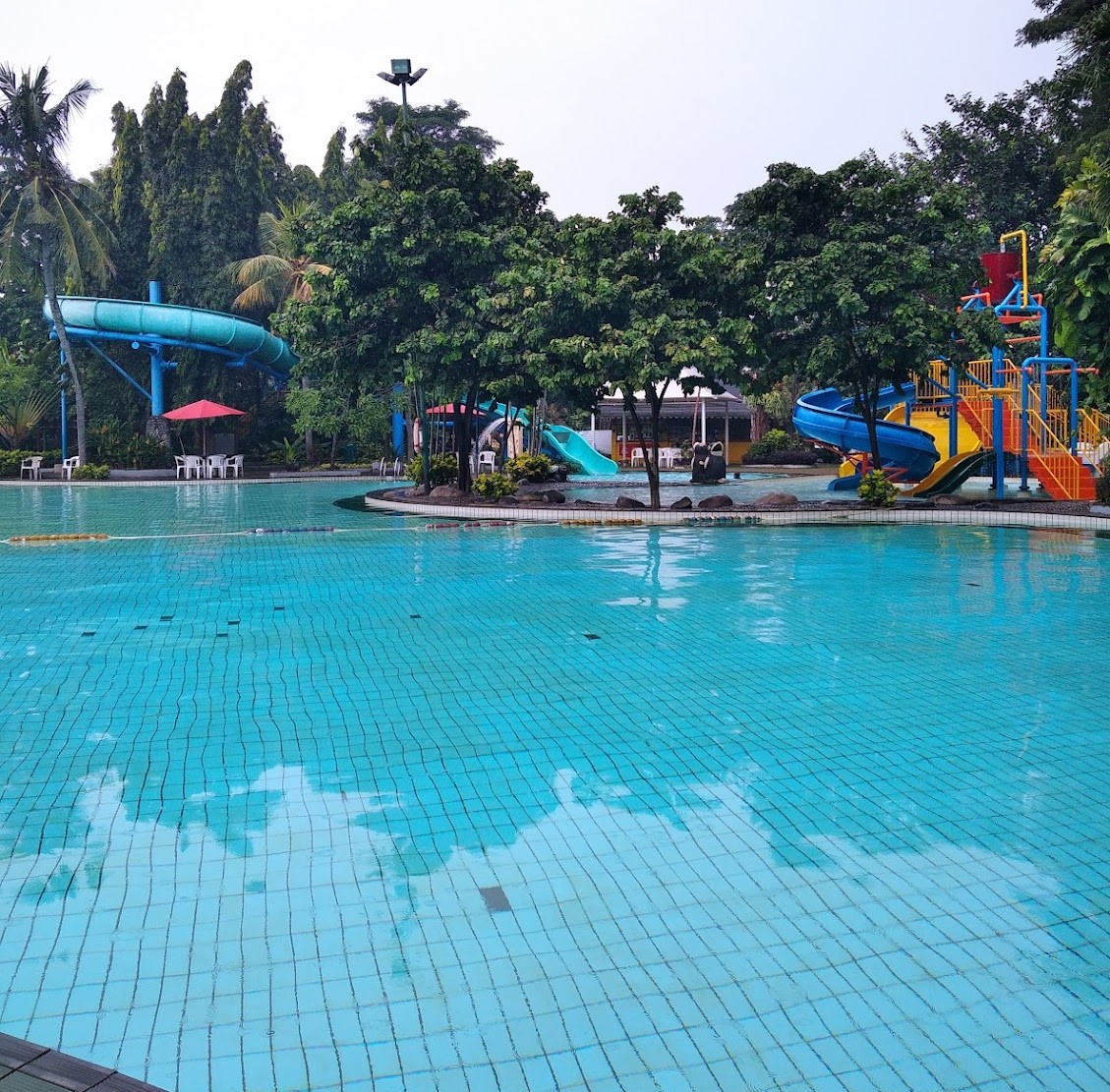 foto splash swimming pool and gym