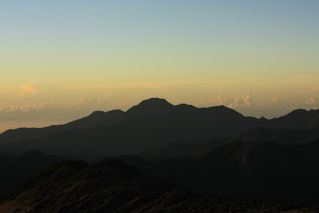 由東小南山望向位在中央山脈東部的新康山