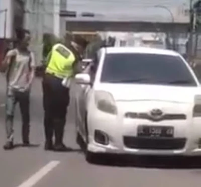Polisi Ludahi Pengendara di Medan