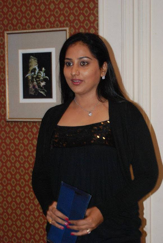 Tamil Actress Gayathri in Black Dress Photos hot images