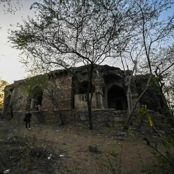 स्थानीय लोगों का मानना ​​है कि बेगम विलायत महल की आत्मा, जो तीन दशक पहले कथित तौर पर कुचले हुए हीरों को निगलने के बाद आत्महत्या कर ली थी, अभी भी खंडहरों में रहती है, जो इस जगह को 'प्रेतवाधित सैर' की श्रृंखला की पहली यात्रा के लिए आदर्श बनाती है।  दिल्ली पर्यटन विभाग शनिवार शाम को अपनी बहुप्रतीक्षित 'हॉन्टेड वॉक' शुरू करने के लिए पूरी तरह तैयार है, और पहला गंतव्य मालचा महल है।  14वीं शताब्दी में फ़िरोज़ शाह तुगलक द्वारा निर्मित तुगलक-युग का शिकार लॉज, मुख्य सड़क से 1.5 किमी दूर, चाणक्यपुरी में एक जंगल के अंदर स्थित है। इसका नाम माल्चा मार्ग के नाम पर रखा गया है, जिसमें राजनयिकों, व्यापारियों और लेखकों सहित शहर के अभिजात वर्ग के लोग रहते हैं।