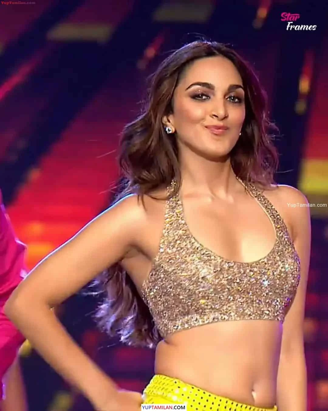 Kiara Advani Hot Navel Show - Sexy Abs Pics