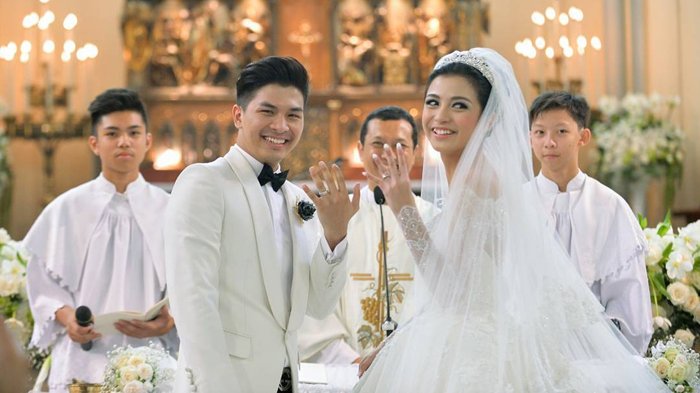 9 Momen Sakral Pasangan Artis Indonesia Saat Pemberkatan Nikah di Gereja