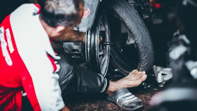 Adu Mekanik, Berapa Gaji Mekanik Sepeda Motor di Indonesia? Simak Perkiraannya