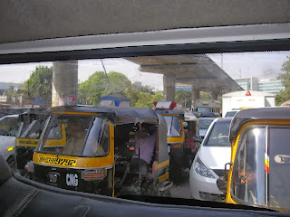 Mumbai traffic (tuktuks and small cars)