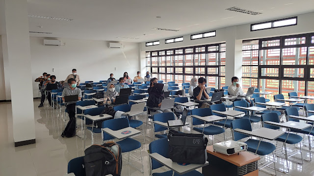 ruangan kelas gedung multifungsi B kampus ITB Cirebon
