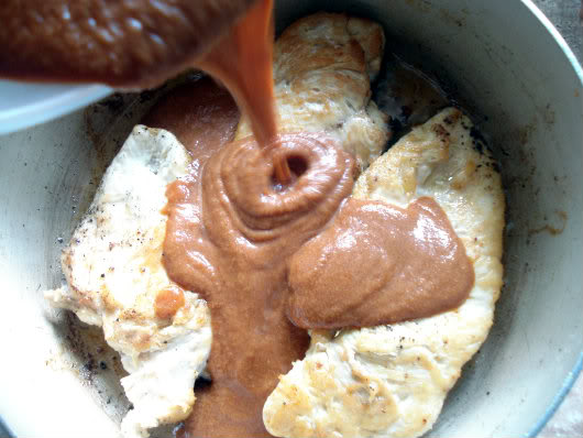 Chicken in peanut sauce by Laka kuharica: pour the peanut butter sauce over the meat