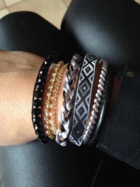 look mode bijoux accessoires fashion victime manchette bracelets noirs et dorés