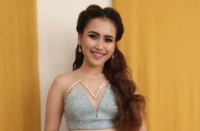 Ayu Ting Ting Dituding Hasil Oplas, Ini Tanggapannya HorasSumutNews.com - Berita Terkini Memiliki wajah cantik rupanya membuat Ayu Ting Ting dituding haters melakukan operasi plastik. Tak ingin rumor semakin berkembang, mantan kekasih Shaheer Sheikh itu akhirnya angkat bicara.   Menurut Ayu, ia sama sekali tidak pernah melakukan operasi plastik. Semua bagian tubuhnya masih asli dan tidak ada hasil operasi.   Entertaiment, Berita Hiburan Indonesia Terkini, 