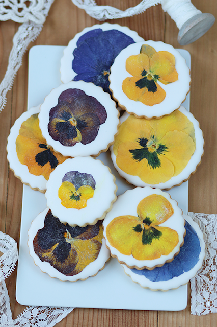 Cookies aux fleurs comestibles