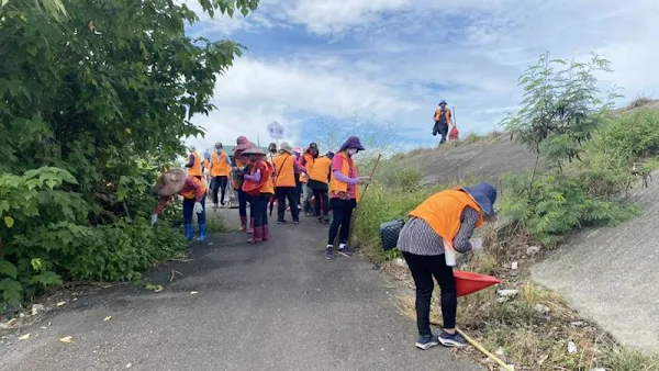 ▲為加強鄉親愛護河川及維護堤防環境品質，溪州鄉公所淨堤活動，吸引社區民眾、慈善公益社團約2百多人共襄盛舉。（圖／記者林明佑攝）