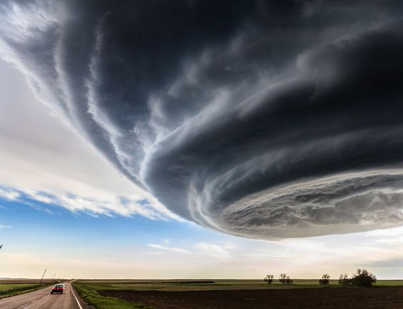 UFOのような雲？空と雲の驚異的な光景。５選【Nature】　スーパーセル 