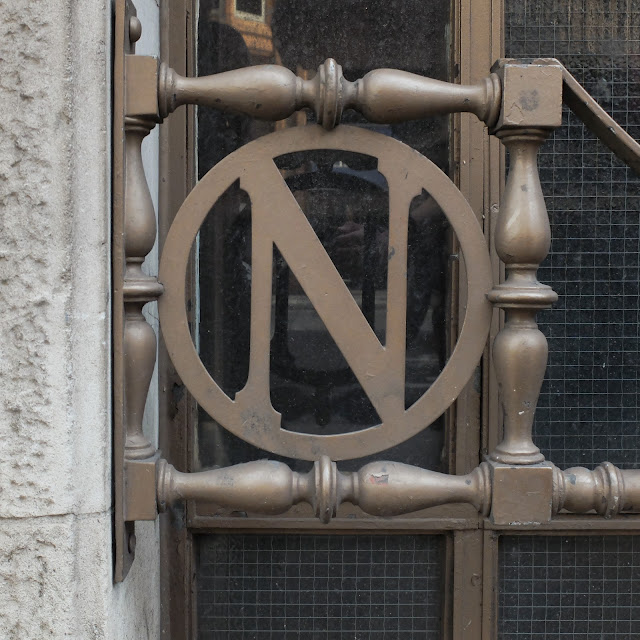 Omcirkelde letter N in hek, Londen. Foto: Robert van der Kroft
