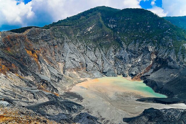 Yuk Intip Indahnya Gunung Tangkuban Perahu Di Jawa Barat dari Dekat