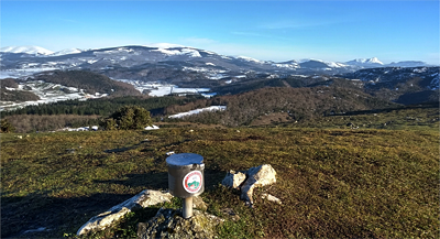 Buzón de Olazar (M), al fondo Gorbeia