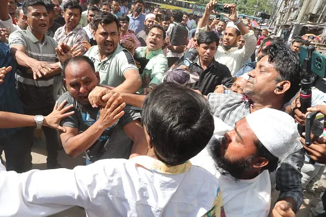 আওয়ামী লীগ কার্যালয়ের সামনে উত্তপ্ত পরিস্থিতি ও মারধর