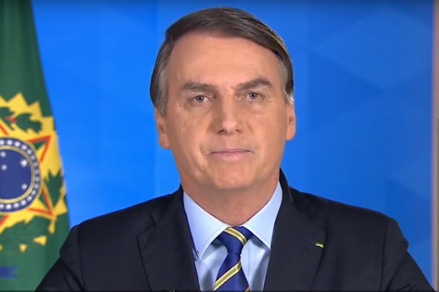 Bolsonaro responde a protesto "Vou sair em 1º janeiro de 27"