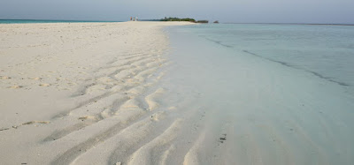 Lengua o banco de arena de Dhigurah (sandbank).