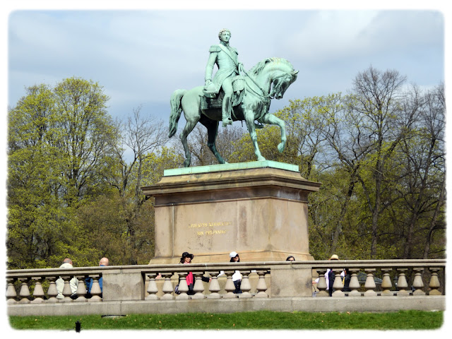 Skulpturen av svensk-norske Karl Johan (Jean Baptiste Bernadotte)