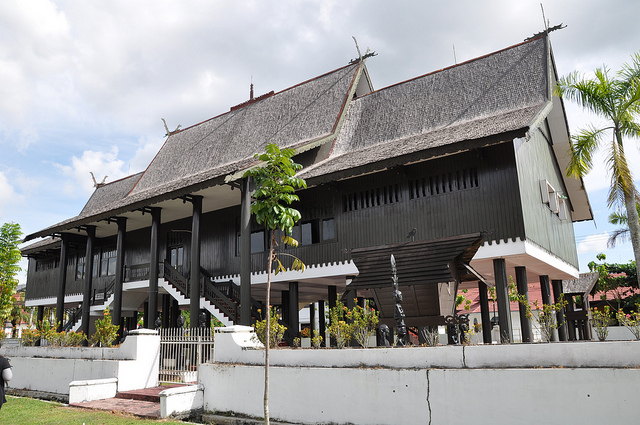 Gambar Rumah Adat dan Namanya Lengkap dari 34 Provinsi di Indonesia 