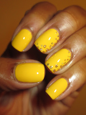 Color Club, Almost Famous, Gingerbread, yellow, gold, glitter, polka dot, dotticure, nails, nail art, nail design, mani