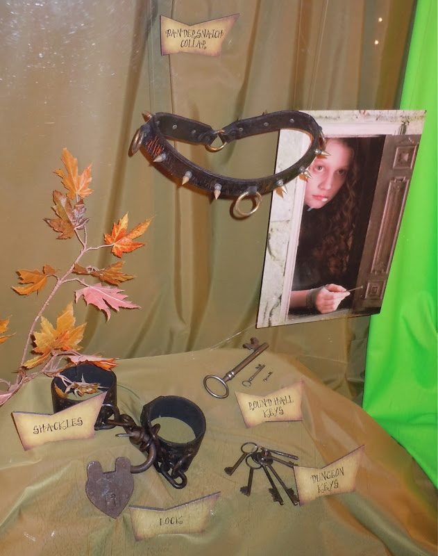 Alice in Wonderland Bandersnatch collar movie props