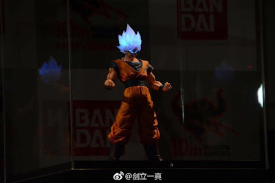 Goku articulado de 30cm con efectos de luz y sonido para emular sus transformaciones en Super Saiyan y Super Saiyan Blue.