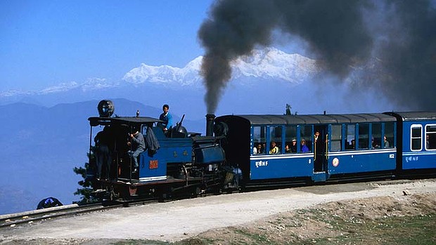 darjeeling_toy_train_on_mountain