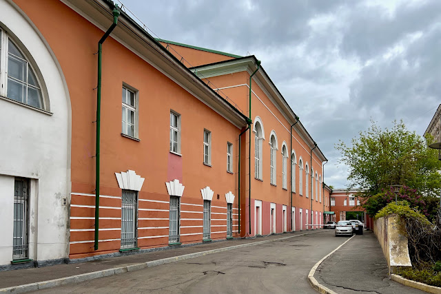 1-й Краснокурсантский проезд, дворы, бывшее здание 3-го Кадетского корпуса имени Александра II (построено в 1830-х годах)