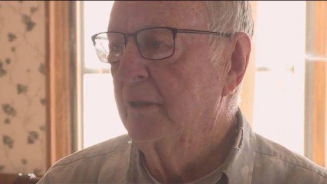 Entregador de pizza de 89 anos recebe doação de R$ 67 mil nos Estados Unidos; veja vídeo