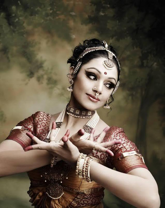 shobana dancing hot images