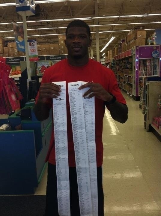 26 Moments That Will Restore Your Faith In Humanity Again - This football star gives children in need a shopping spree each year