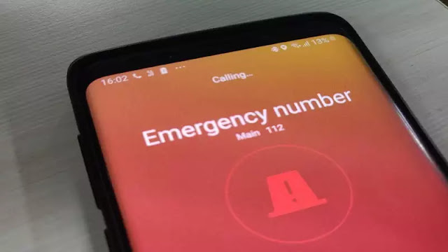 Illustration depicting a smartphone with emergency services symbol, representing the issue of false emergency calls due to the Android update.