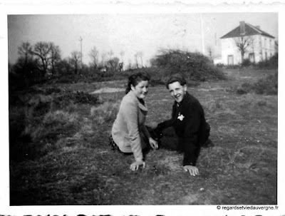 Photo de famille : couple et deux personnes.