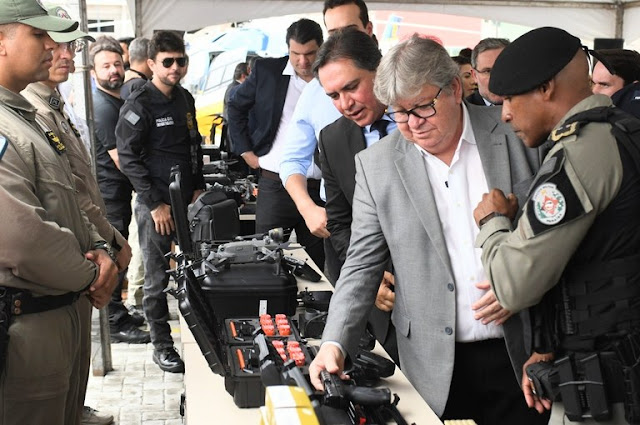 Governo da Paraíba recebe helicóptero do Ministério da Justiça e entrega equipamentos e veículos para as Forças de Segurança