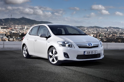 2011 Toyota Auris Hybrid Front Side View