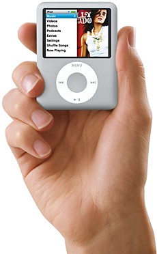 Apple iPod nano (4GB and 8GB; Third generation) - Size on hand