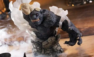 Busto de Zodd de Berserk por Max Factory, con detalles realistas y efecto de humo en su transformación.
